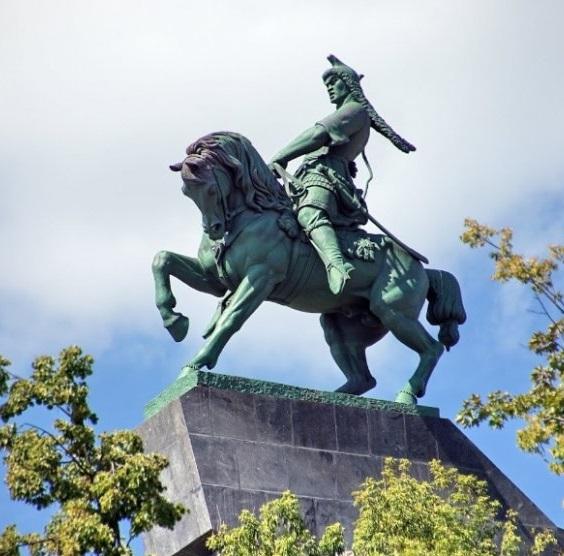 Как добраться до самой большой конной статуи в Европе?