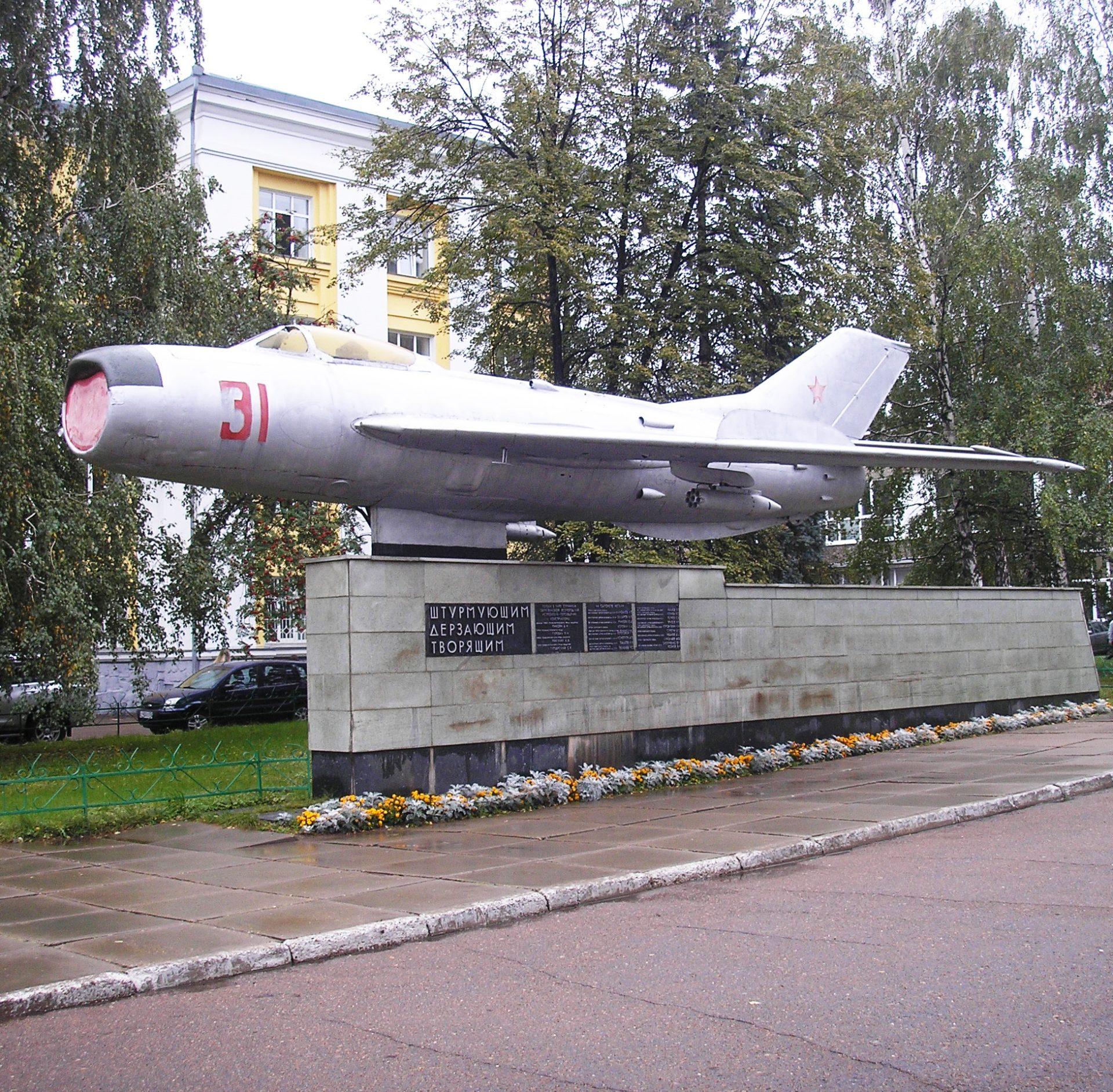 Самолет-памятник МиГ-19