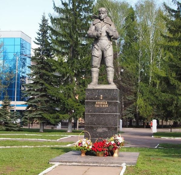 Памятник Николаю Францевичу Гастелло