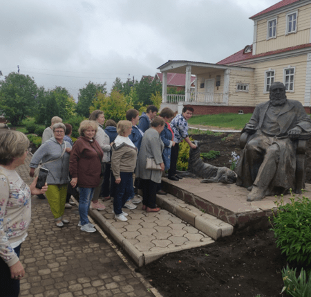 На фоне скульптуры С.Т.Аксакова в музейном комплексе
