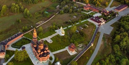 Территория монастыря «Святые Кустики».
