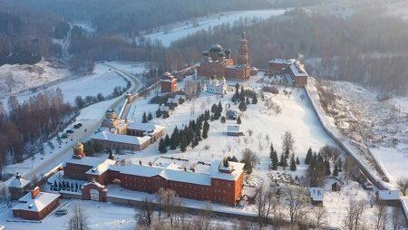 Территория монастыря «Святые Кустики» зимой.